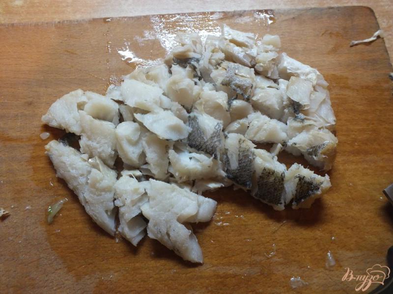 Фото приготовление рецепта: Салат с отварной рыбой шаг №4