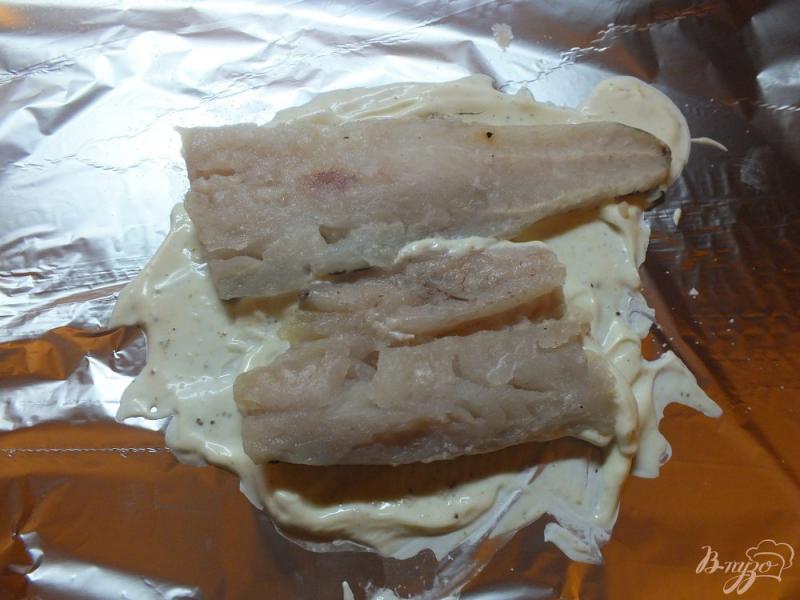 Фото приготовление рецепта: Филе хека запеченное с майонезом шаг №4