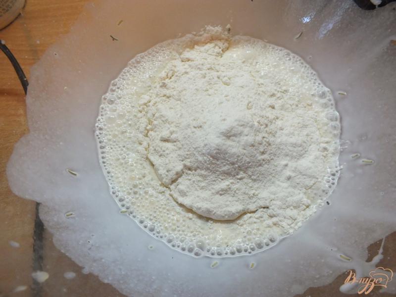 Фото приготовление рецепта: Розмариновый хлеб на сухих дрожжах шаг №3