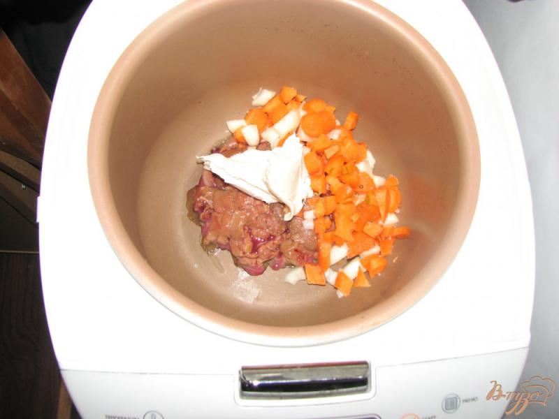 Фото приготовление рецепта: Куриная печенка тушеная  с овощами шаг №3