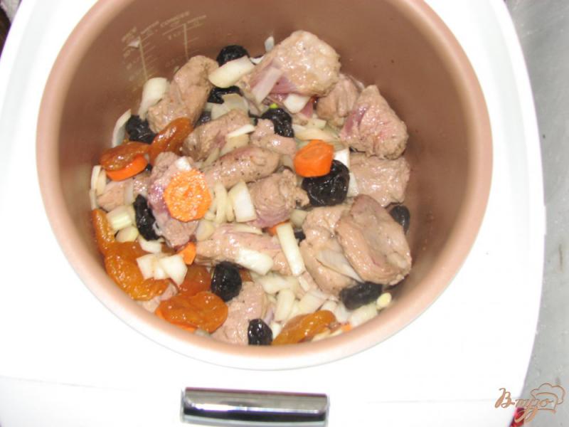 Фото приготовление рецепта: Мясо с курагой и черносливом шаг №9