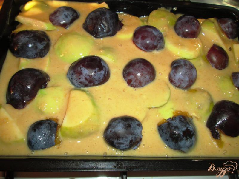 Фото приготовление рецепта: Пирог с яблоками, грушами и сливами шаг №10
