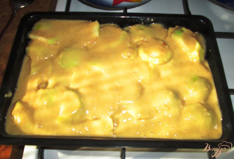 Фото приготовление рецепта: Пирог с яблоками, грушами и сливами шаг №9