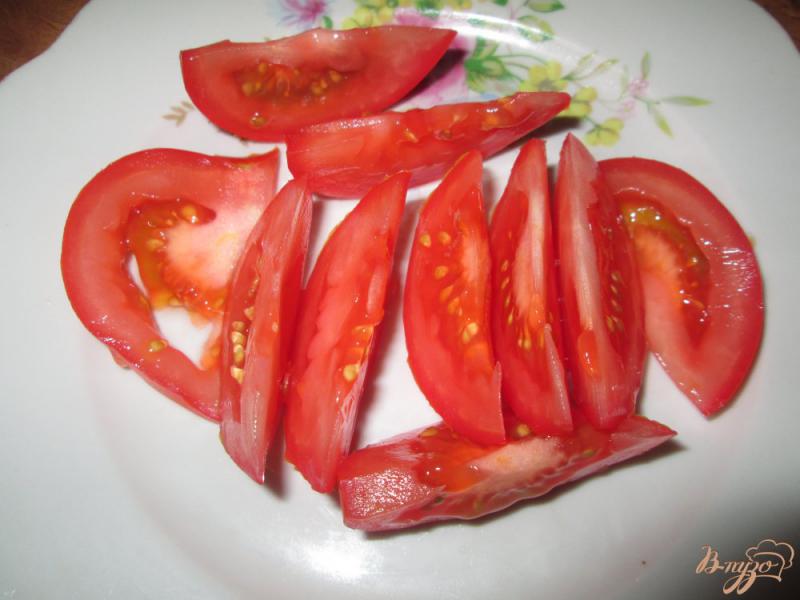 Фото приготовление рецепта: Салат с щавелем, помидорами и колбасой шаг №2