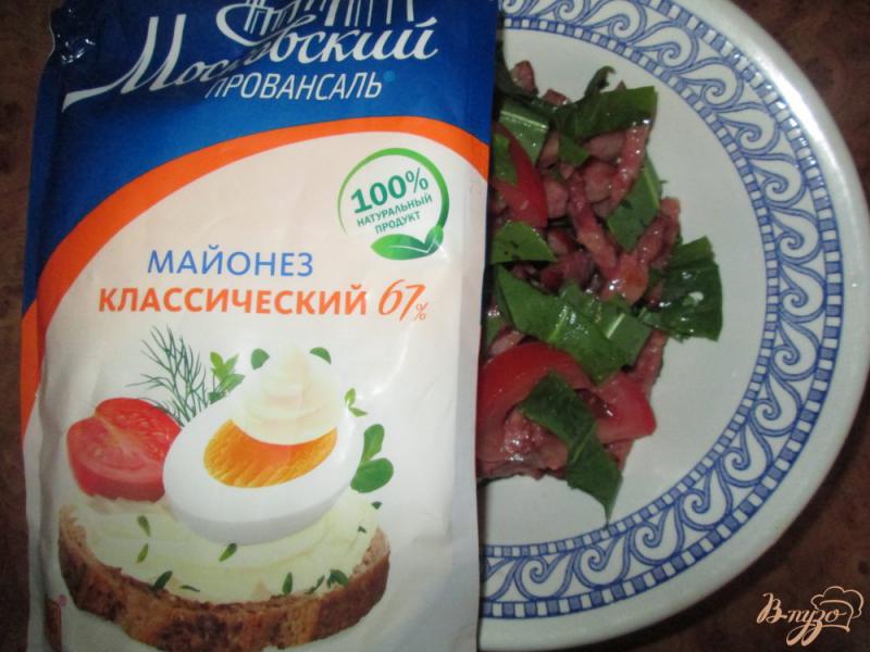 Фото приготовление рецепта: Салат с щавелем, помидорами и колбасой шаг №6