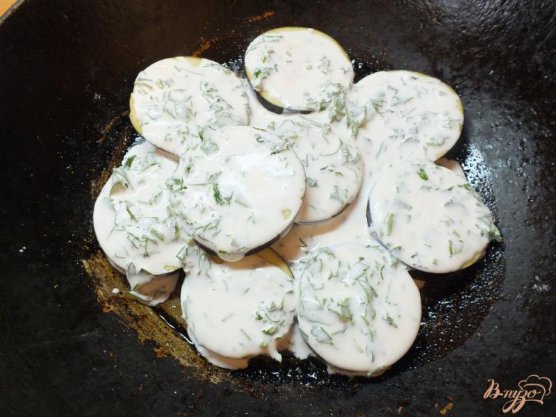 Фото приготовление рецепта: Синие под нежной сметанной шубкой с зеленью шаг №5