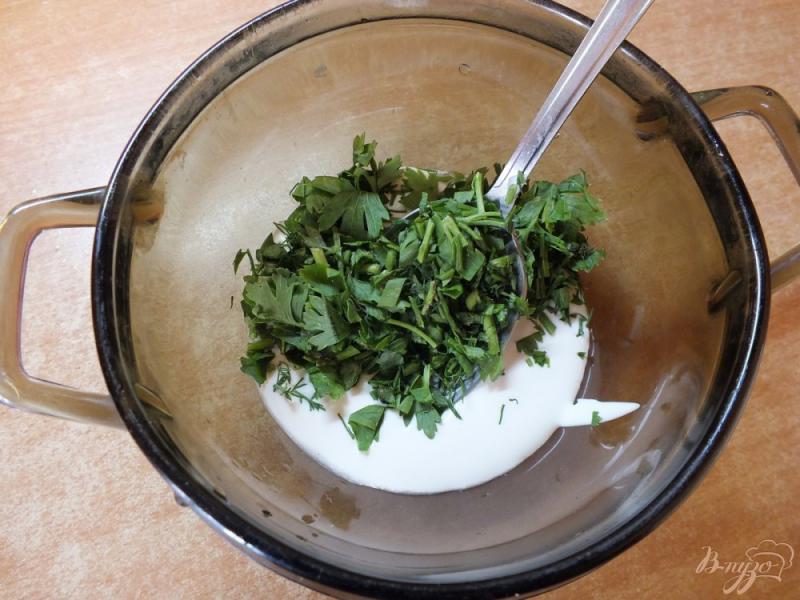 Фото приготовление рецепта: Синие под нежной сметанной шубкой с зеленью шаг №4