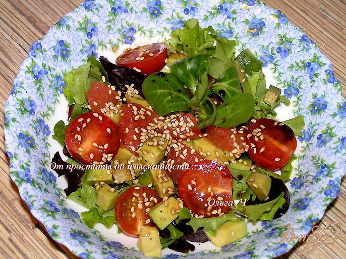 Фото приготовление рецепта: Салат с авокадо, черри и грейпфрутом шаг №5