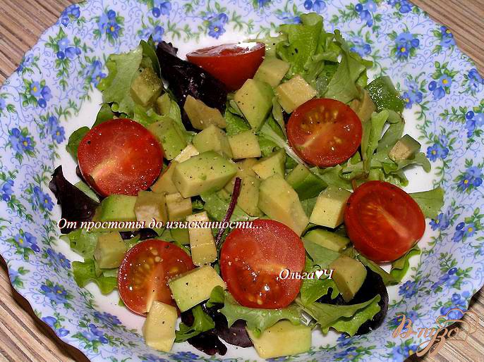 Фото приготовление рецепта: Салат с авокадо, черри и грейпфрутом шаг №2
