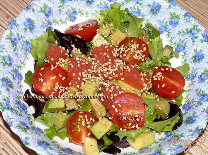 Фото приготовление рецепта: Салат с авокадо, черри и грейпфрутом шаг №3