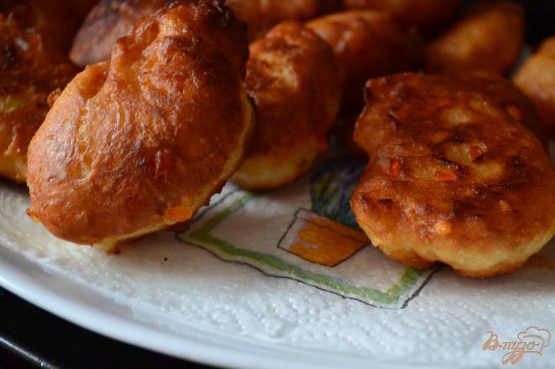 Фото приготовление рецепта: Дрожжевые пончики с цукатами шаг №8