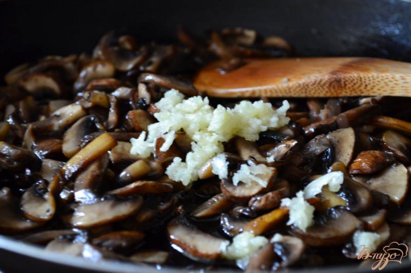 Фото приготовление рецепта: Спагетти с грибами и рукколой шаг №2