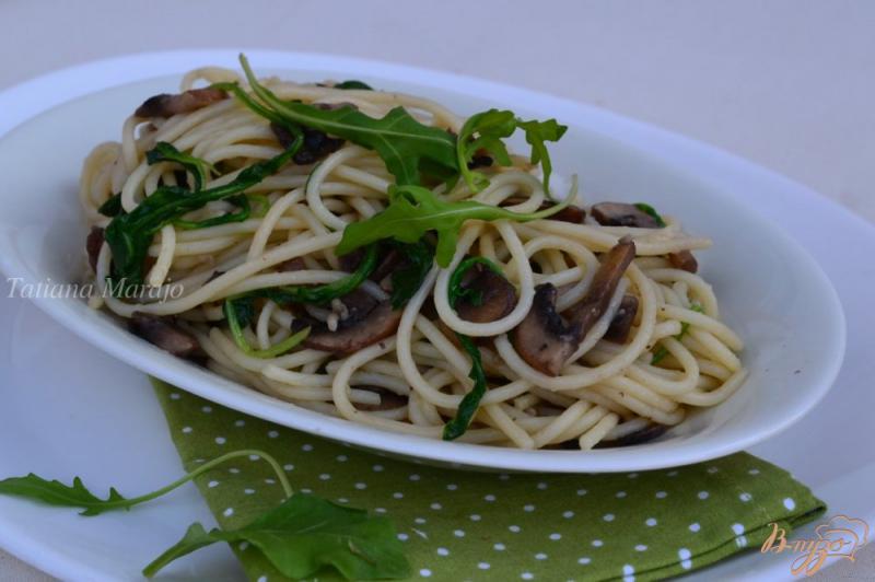 Фото приготовление рецепта: Спагетти с грибами и рукколой шаг №5