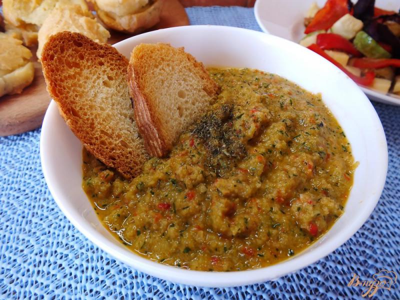 Фото приготовление рецепта: Холодный хлебный суп с огурцом шаг №10