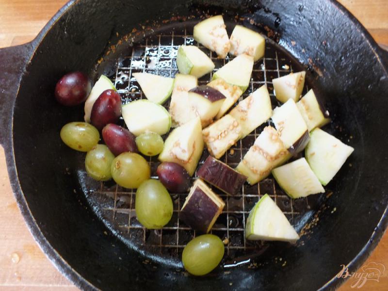 Фото приготовление рецепта: Салат с сыром и базиликом из печеных овощей шаг №5