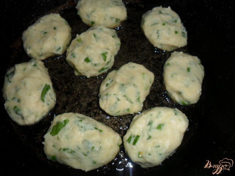 Фото приготовление рецепта: Картофельные пирожки с зеленым чеснаком и петрушкой шаг №5