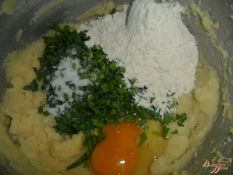 Фото приготовление рецепта: Картофельные пирожки с зеленым чеснаком и петрушкой шаг №3