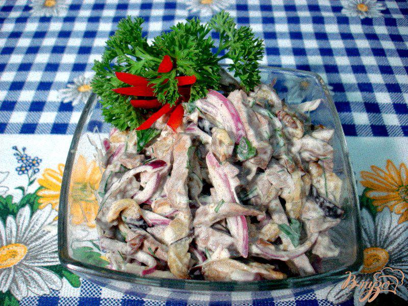 Фото приготовление рецепта: Салат из сердца с баклажанами и грибами шаг №9