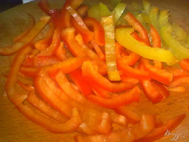 Фото приготовление рецепта: Салат из краснокочанной капусты с редисом шаг №2