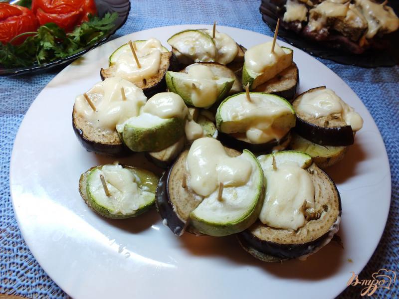 Фото приготовление рецепта: Картофель запеченный с овощами по майонезом шаг №7
