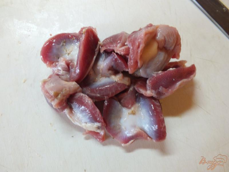 Фото приготовление рецепта: Тушеные куриные желудки с травами и специями шаг №2