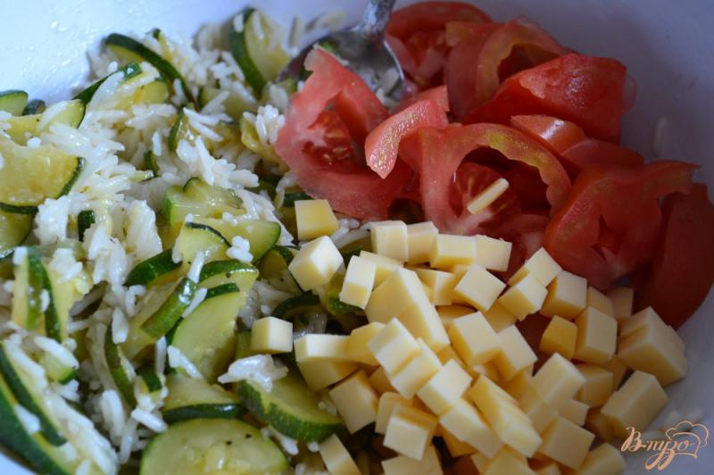 Фото приготовление рецепта: Рисовый салат с овощами и сыром шаг №3