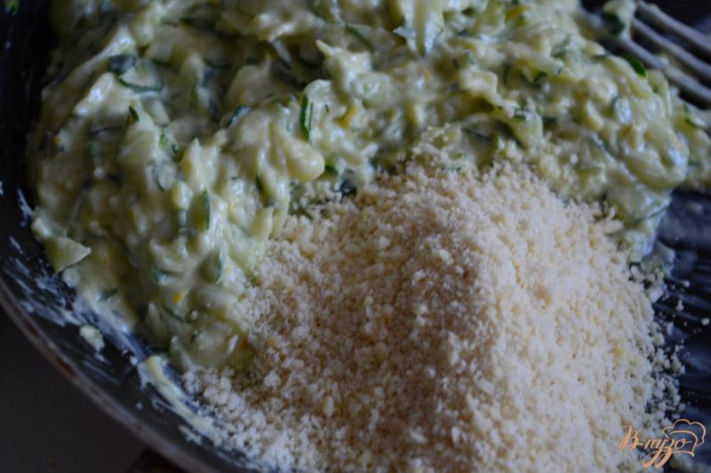 Фото приготовление рецепта: Филе скумбрии под шапочкой из цукини с сыром шаг №3