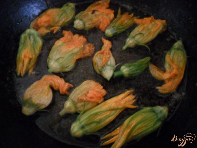 Фото приготовление рецепта: Омлет из кабачковыми цветочками шаг №2