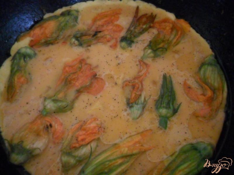 Фото приготовление рецепта: Омлет из кабачковыми цветочками шаг №3