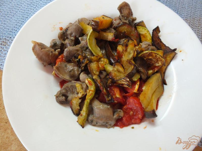 Фото приготовление рецепта: Салат из куриных желудков с печеными овощами шаг №10