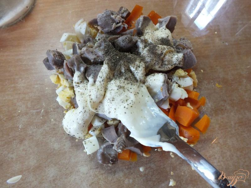 Фото приготовление рецепта: Салат из моркови, яиц и куриных желудков шаг №8