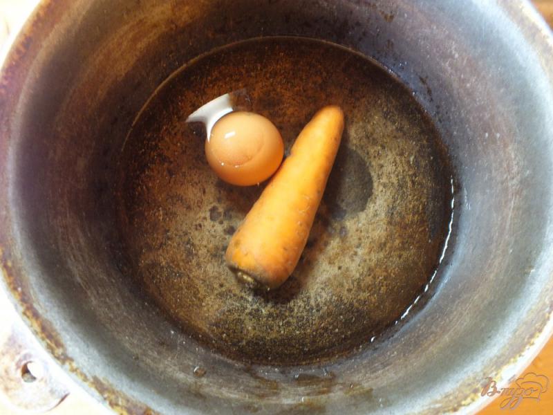 Фото приготовление рецепта: Салат из моркови, яиц и куриных желудков шаг №4