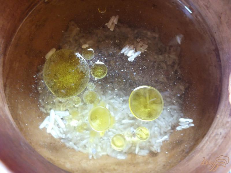 Фото приготовление рецепта: Неочищенный рис в горшочке с куриными желудками и соевым соусом шаг №5