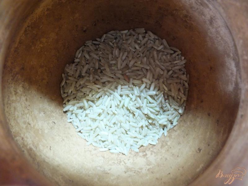 Фото приготовление рецепта: Неочищенный рис в горшочке с куриными желудками и соевым соусом шаг №3