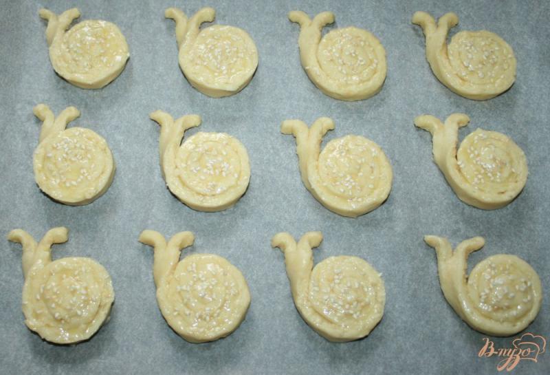 Фото приготовление рецепта: Сырно-кунжутное печенье «Улитки» шаг №9