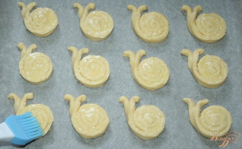 Фото приготовление рецепта: Сырно-кунжутное печенье «Улитки» шаг №8