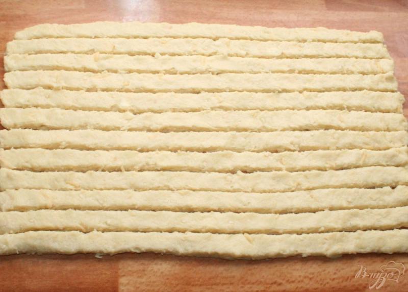 Фото приготовление рецепта: Сырно-кунжутное печенье «Улитки» шаг №5