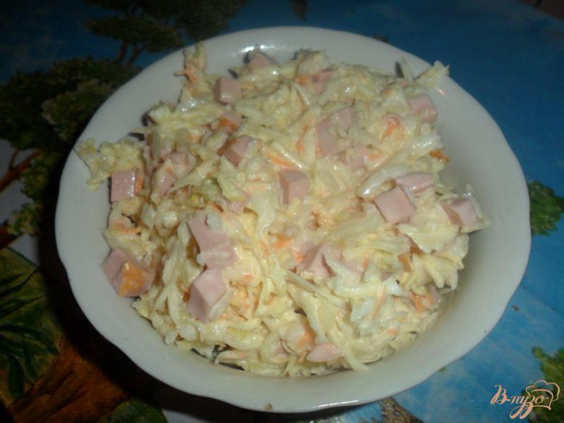Фото приготовление рецепта: Капустный салат с колбасой шаг №4