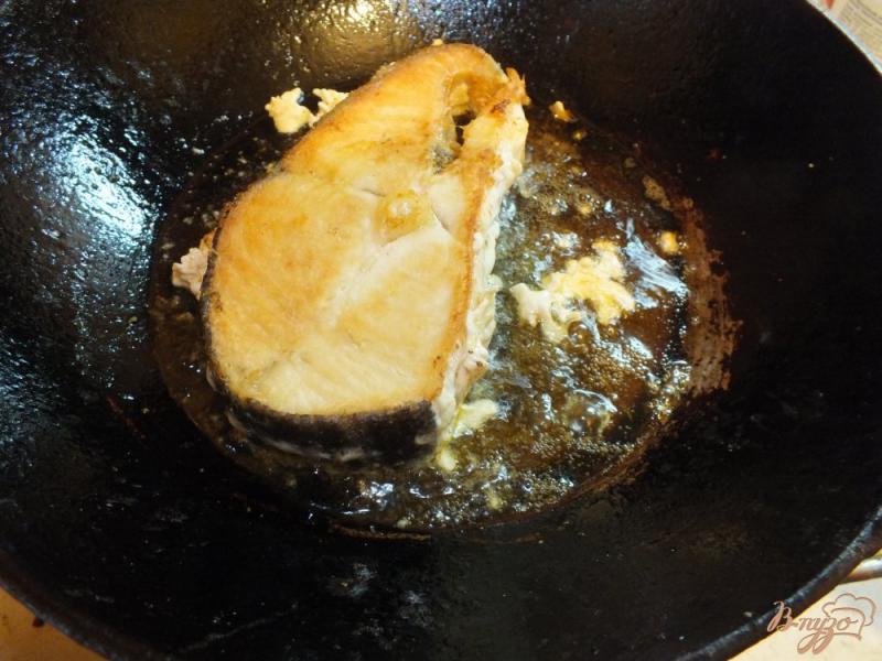 Фото приготовление рецепта: Имбирный стейк из масляной рыбы шаг №7