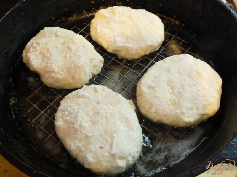 Фото приготовление рецепта: Сырники со смородиновой подливой шаг №10