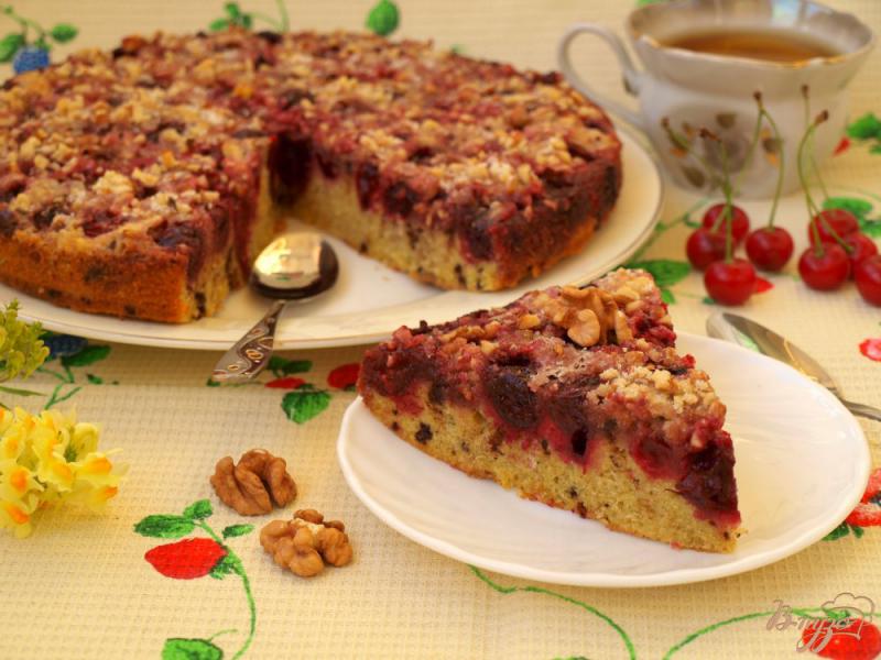 Фото приготовление рецепта: Пирог с вишнями, шоколадом и грецкими орехами шаг №4