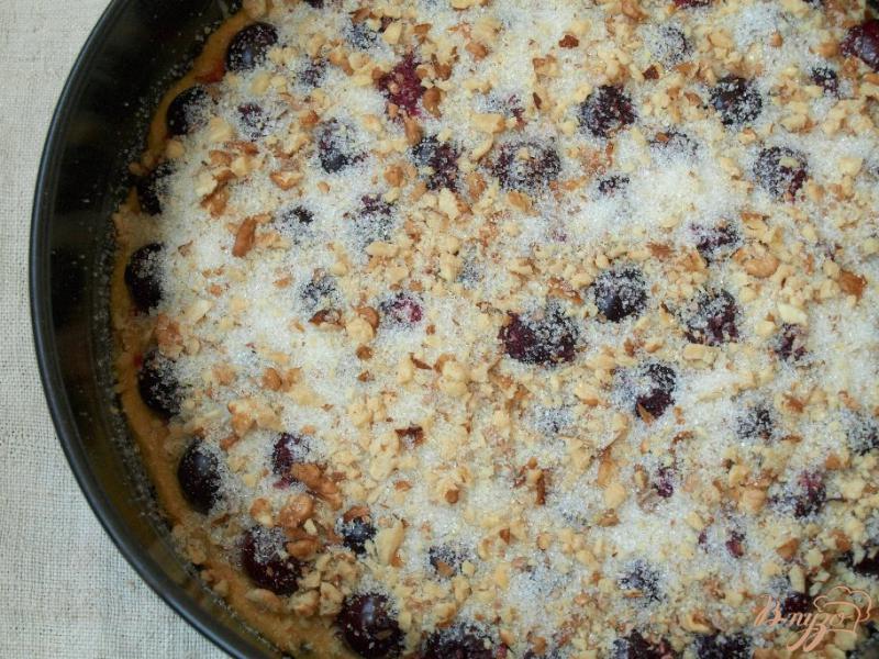 Фото приготовление рецепта: Пирог с вишнями, шоколадом и грецкими орехами шаг №3
