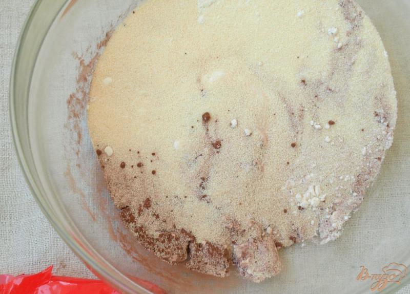 Фото приготовление рецепта: Постный медово-шоколадный манник с изюмом и орехами шаг №1