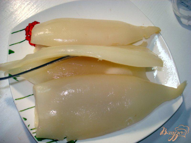 Фото приготовление рецепта: Кальмары фаршированные с салатом шаг №2