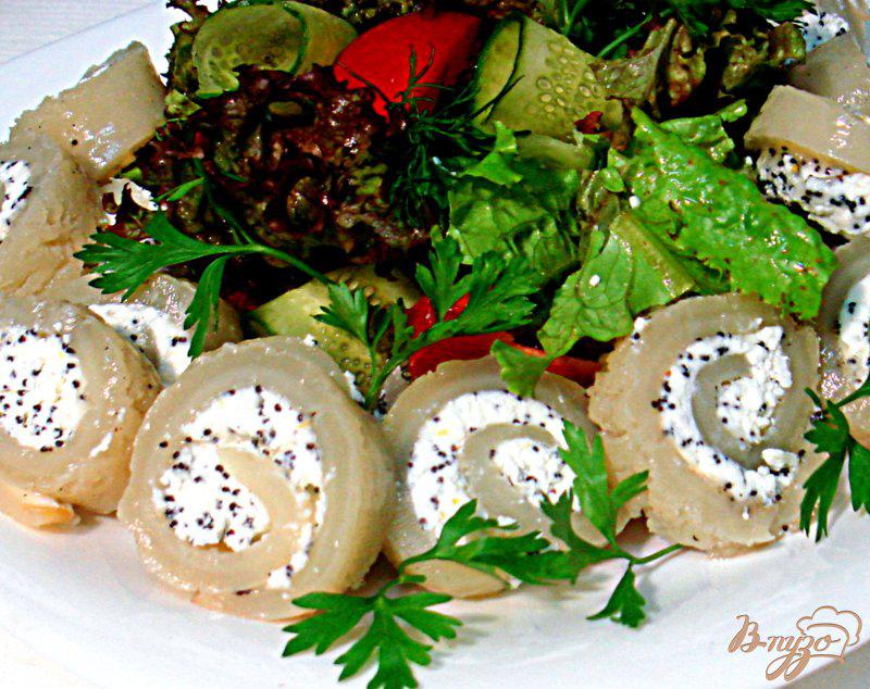 Фото приготовление рецепта: Кальмары фаршированные с салатом шаг №9