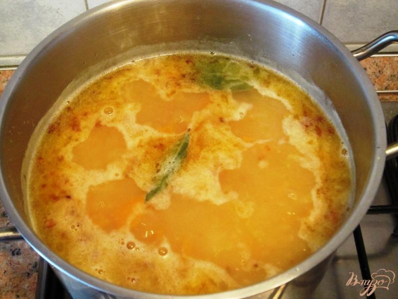 Фото приготовление рецепта: Гороховый суп с копченой колбасой шаг №8