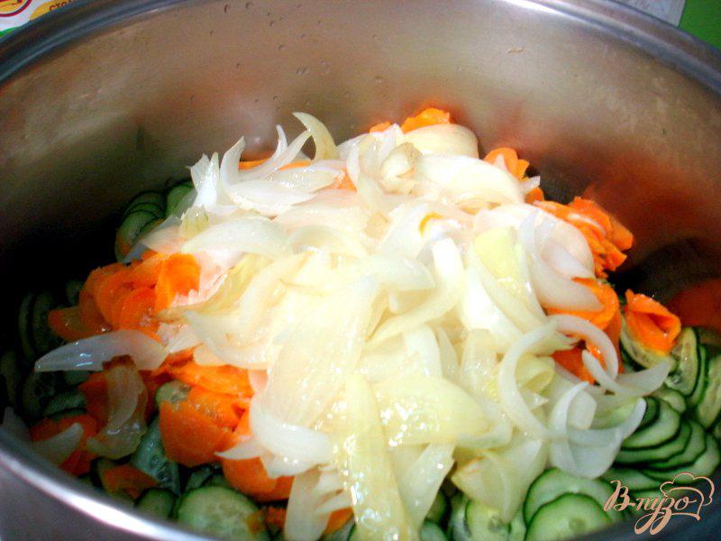 Фото приготовление рецепта: Салат из огурцов шаг №6