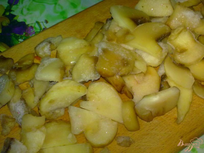 Фото приготовление рецепта: Пельмени жареные с грибами и перцем шаг №2
