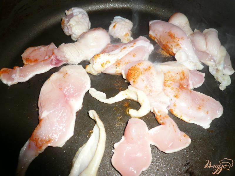 Фото приготовление рецепта: Куриная грудка со сладким перцем шаг №2