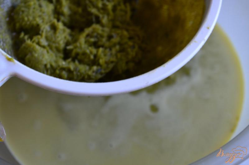 Фото приготовление рецепта: Крем-суп из лука порея с зеленым горошком шаг №6